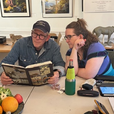 Drawing insturctor Jim Burns with student