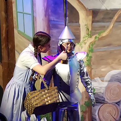 Dorothy oils the Tinman